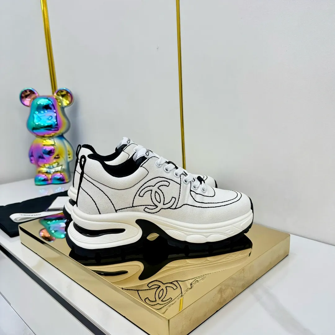 👟👟Ex-factory price 680👟👟 Upgraded version, upgraded version, upgraded version! No rebuttal accepted! ! ! ! Chanel Chanel panda shoes! 2025 counter's top casual sports shoes. This classic design; the upper is electro-embroidered with a variety of techniques; the outsole is fashionable and sporty; the unusual inclusion of a variety of color matching elements... The diversified mix and match is very good-looking and versatile, and can be used for leisure, fashion, sports, and outdoor... ꫛꫀꪝ Go➫ Materials: ❶Upper made of: original imported first-layer silk cowhide + original waterproof cloth + original first-layer cowhide ❷Inner lining: Original Yangli+Net ❸Outsole based on: Original TPU combination outsole Counter boutique packaging complete set for women 35–41 👉 👉 👉 👉